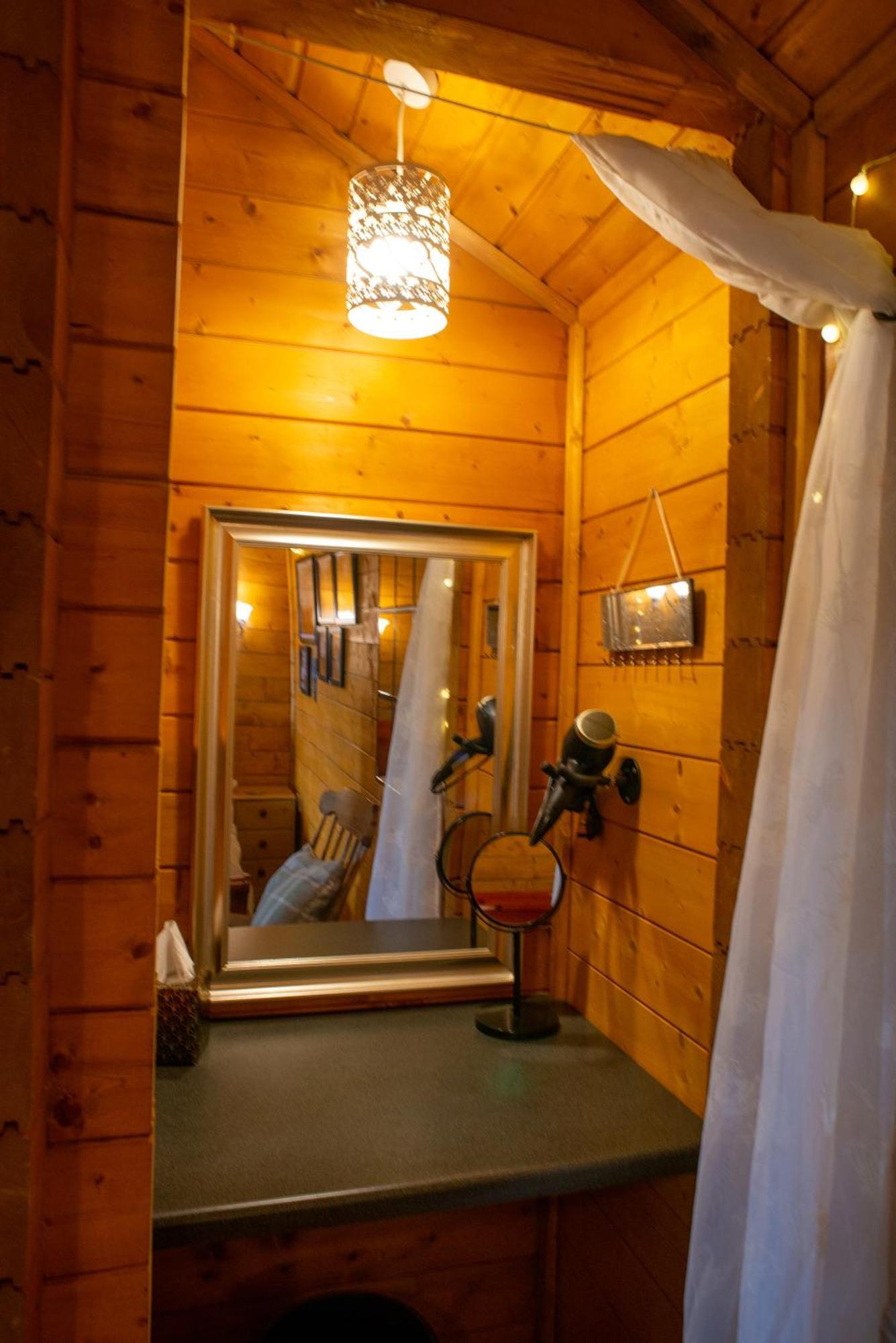 Cherry Cabin - Little Log Cabin In Wales Bettws Cedewain Exteriör bild